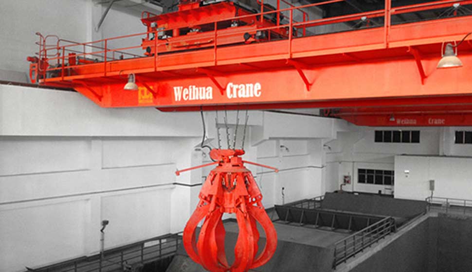 Grúa aérea con cucharón de agarre