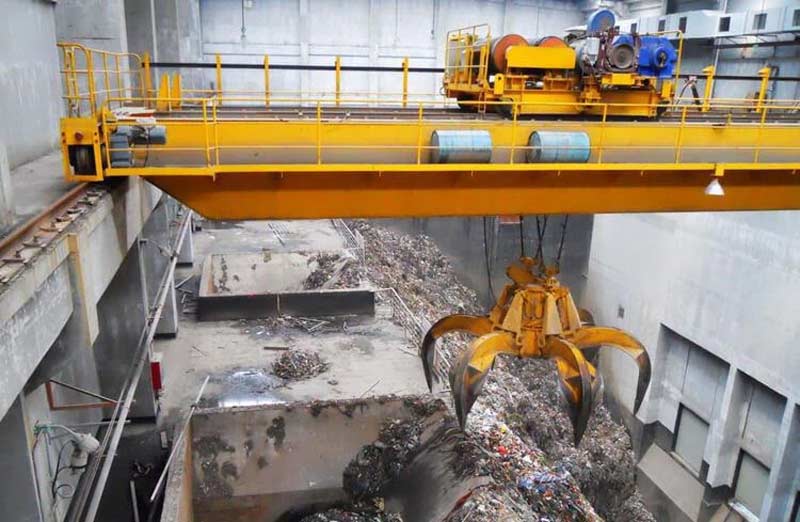 Grúa aérea con cucharón de agarre