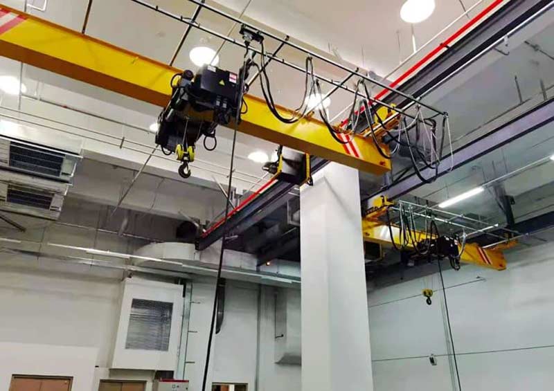 Puente grúa suspendido