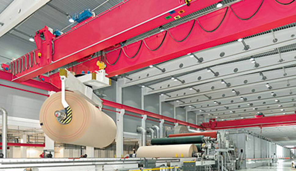 Las grúas puente se utilizan en fábricas de papel