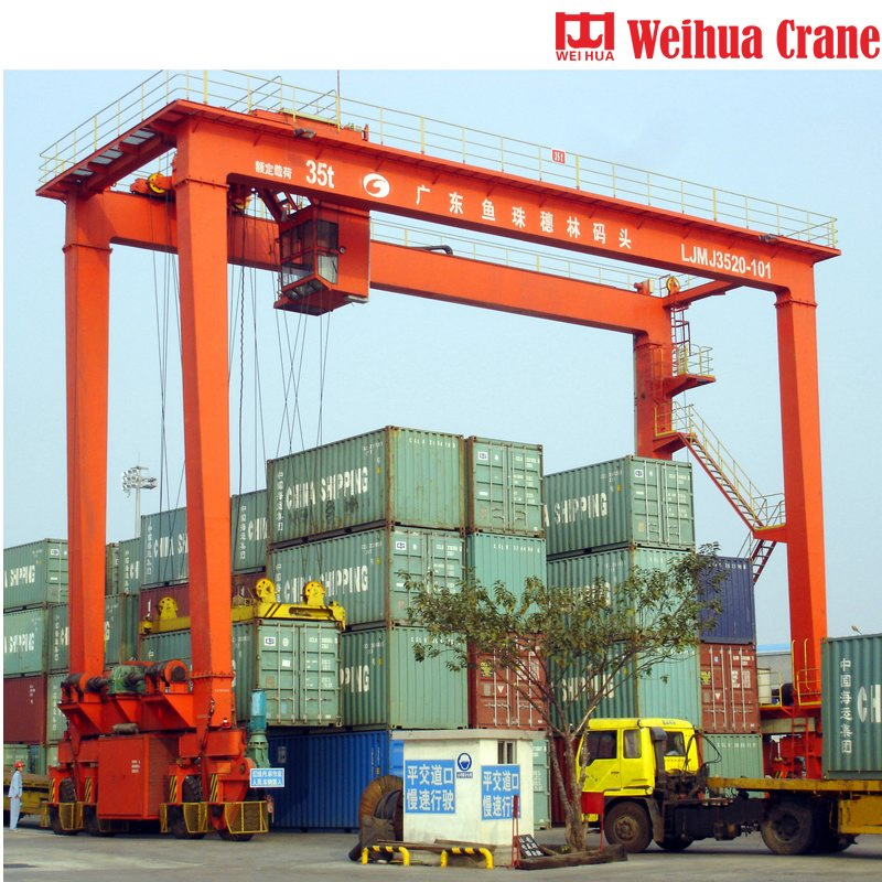 Grúa pórtico para contenedores con neumáticos de goma