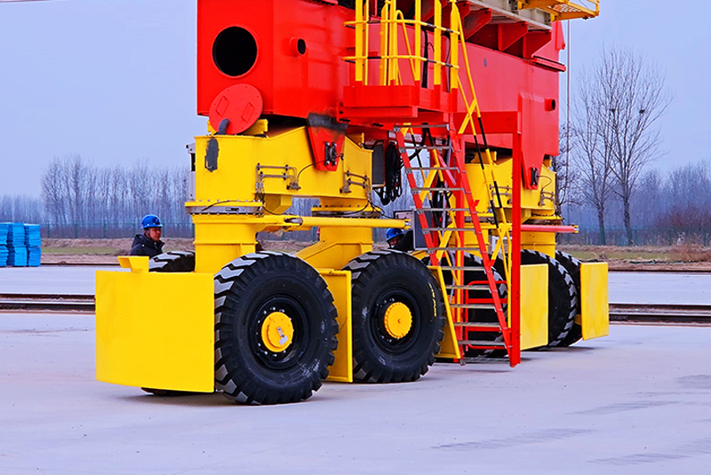 Grúa pórtico para contenedores con neumáticos de goma