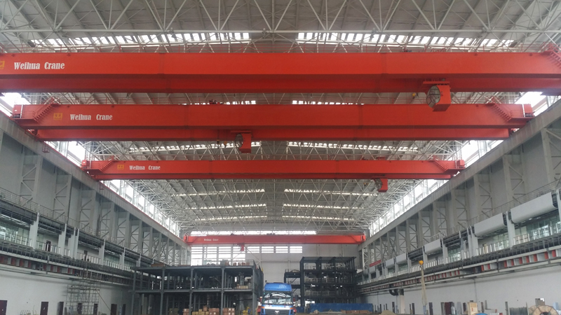 ¿Cuál es la velocidad de traslación de un puente grúa?